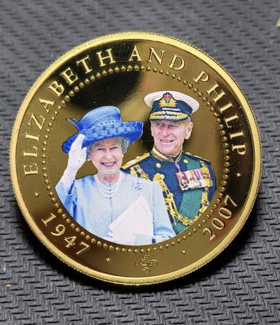 外国优质银币克朗币纪念章，每周六晚九点倒数截拍，满百包邮可寄存，持续收拍 - 镀金库克群岛2007年1元纪念币，为纪念伊丽莎白二世与菲利普亲王钻石婚发行，正面是女王标准肖像，背面为夫妇合影，定格王室婚姻传奇。