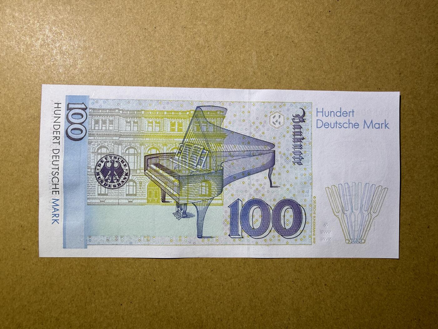 《愛美收藏》第239期-4.5周日外币黄金场  德国100盾 UNC 1996年版 全息版克拉拉 无47尾8