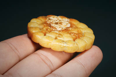 上海都达杂项专场103【全场包邮】  古玉镂空童子玉佩80-40