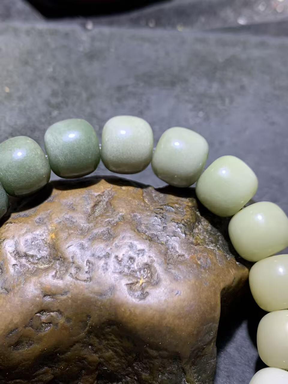 精美多宝渐变色菩提根手串绕指揉糖果色老型桶珠文玩念珠手链混色珠单圈手链一条，