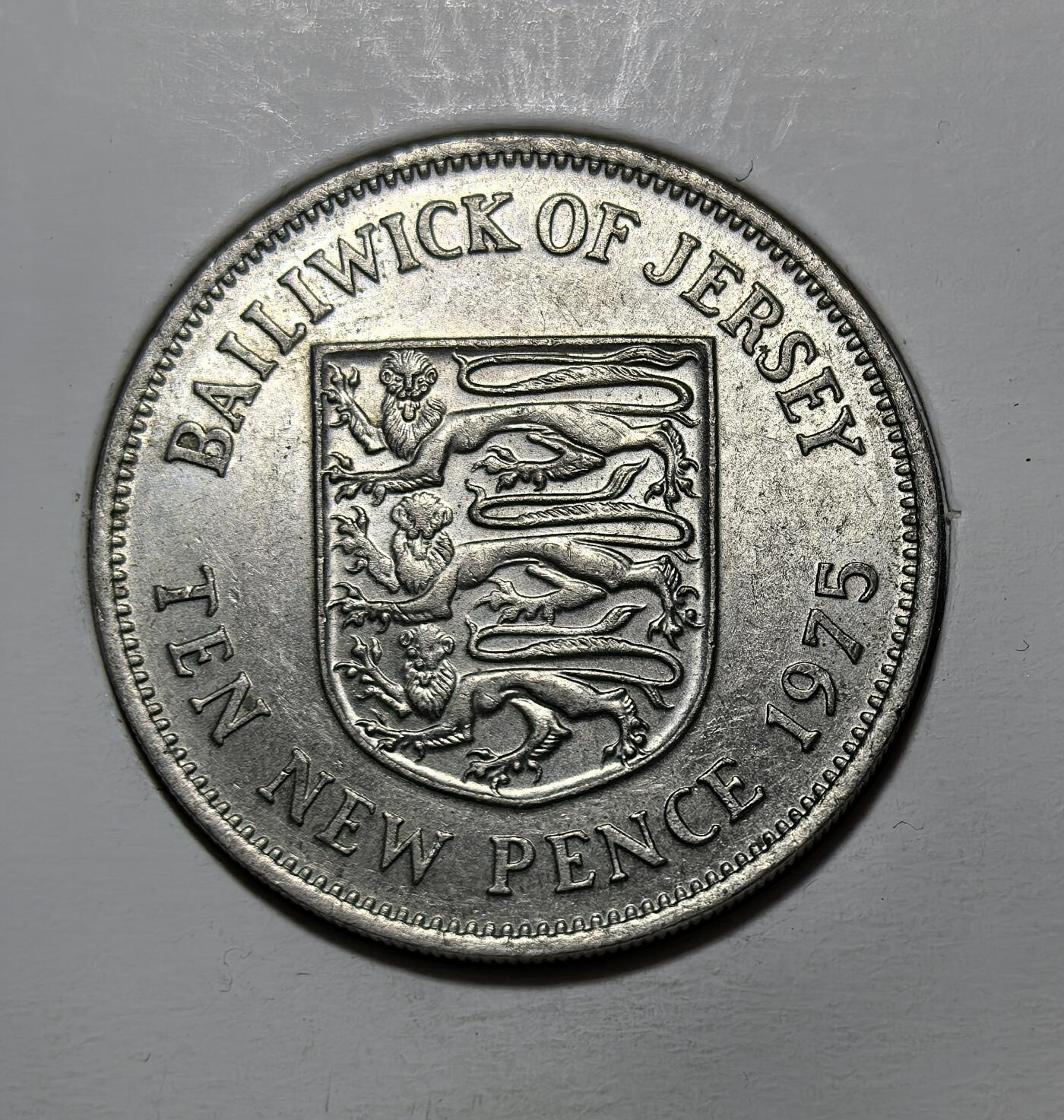 外国优质银币克朗币纪念章，每周六晚九点倒数截拍，满百包邮可寄存，持续收拍 英属泽西岛1975年10 新便士，正面为伊丽莎白二世女王像，背面是泽西三狮纹章，是英国皇家属地泽西的法定流通币，见证了其英联邦自治地位。