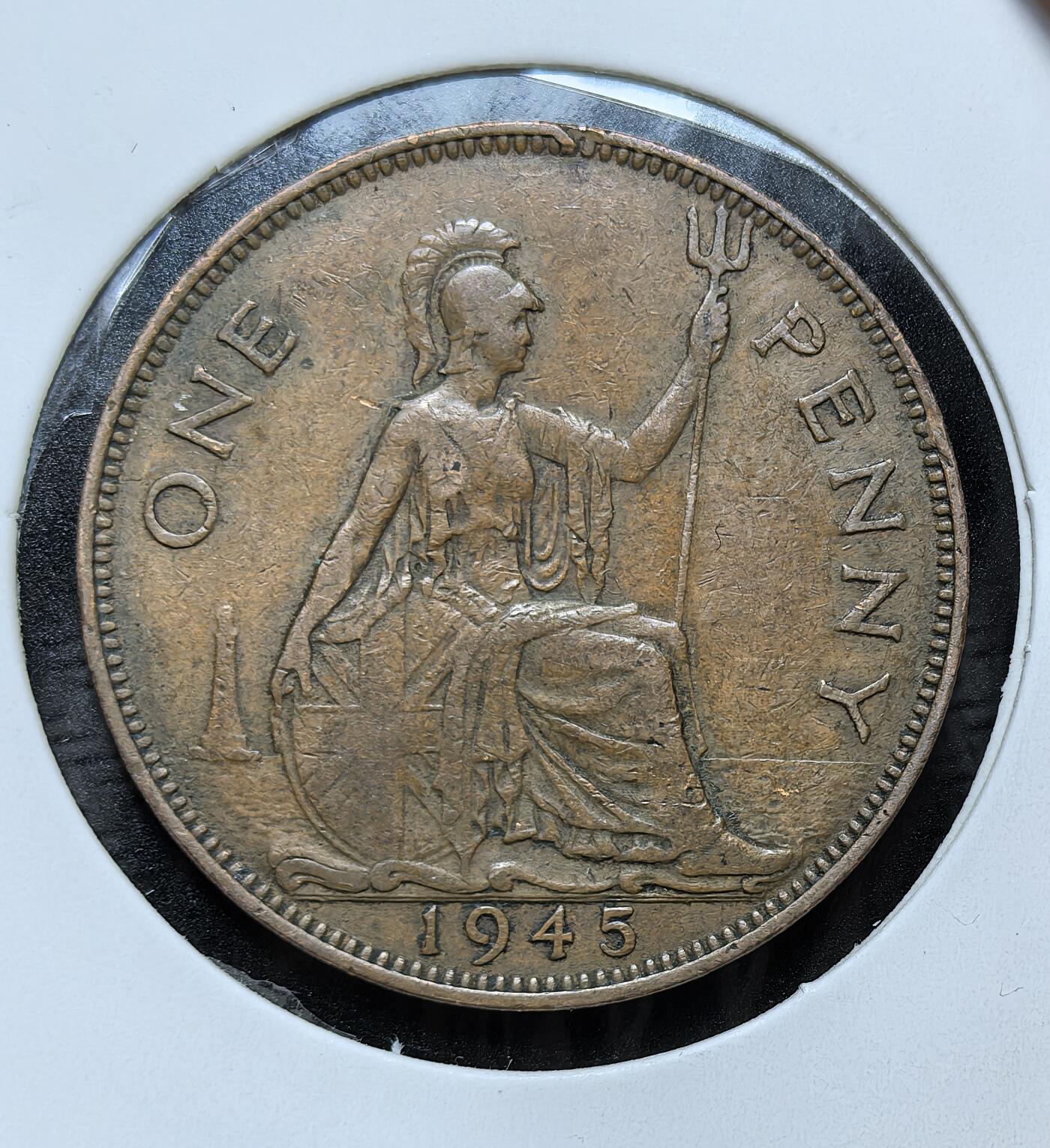 外国优质银币克朗币纪念章，每周六晚九点倒数截拍，满百包邮可寄存，持续收拍 英国乔治六世1945年1 便士铜币，正面为英王乔治六世像，背面是不列颠女神坐像，是二战胜利当年英国的核心流通辅币，见证了二战末期的帝国历史。