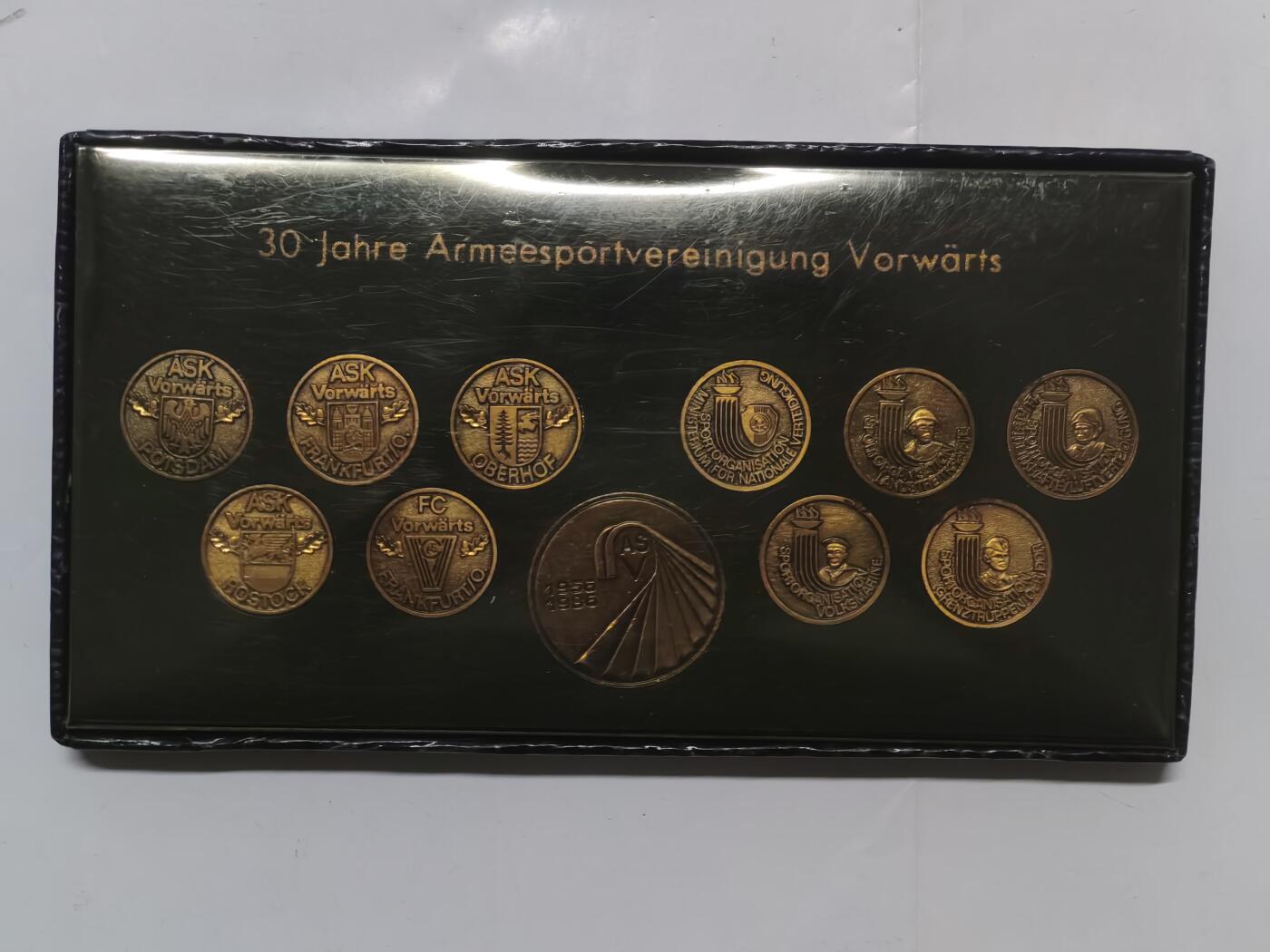 韵星假日军品类拍卖第51期  -- Rimey Holidays Militaria Auction 51 民主德国军运会三十年纪念奖章大全套 带原包装 少见