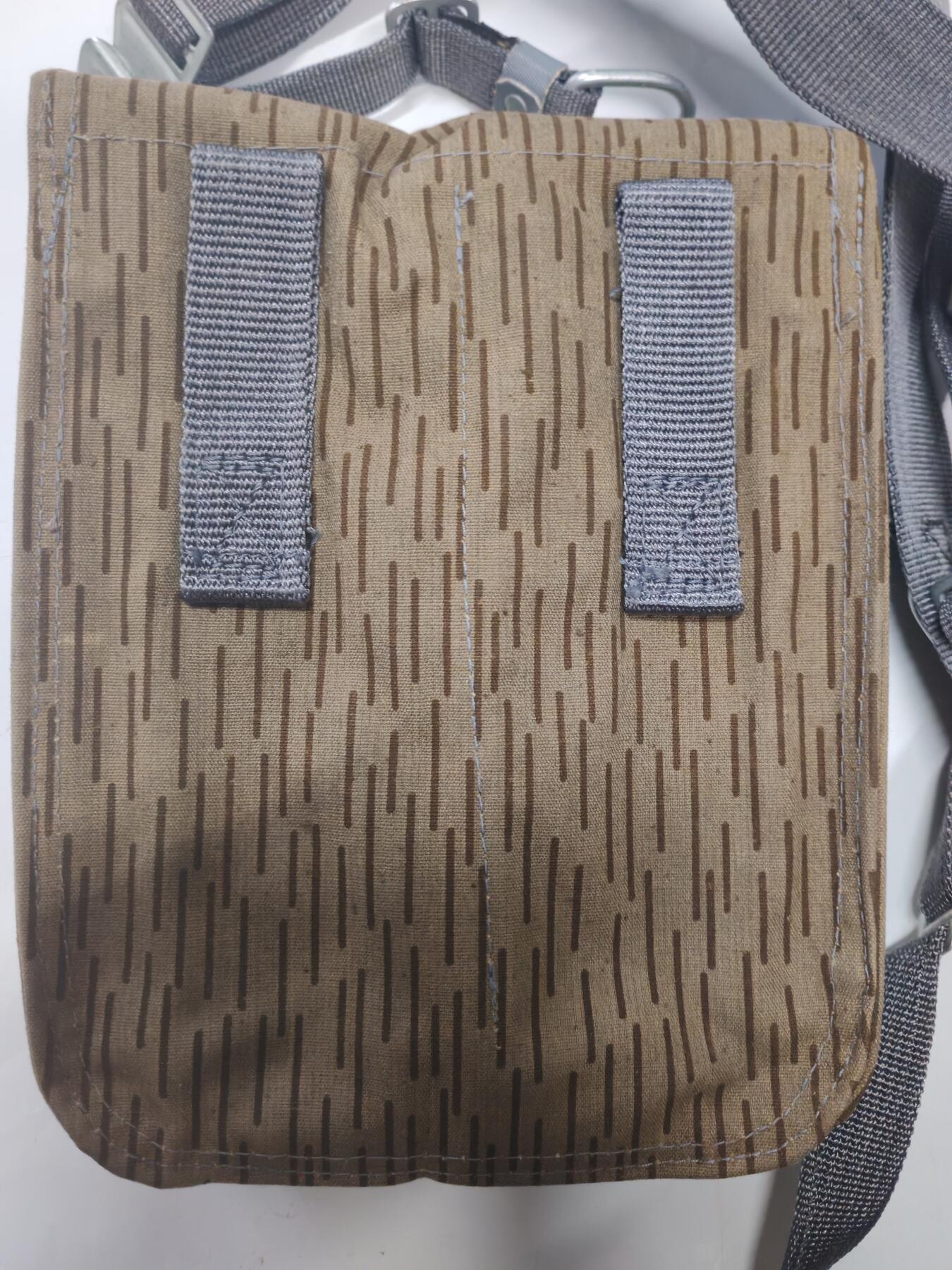 韵星假日军品类拍卖第51期  -- Rimey Holidays Militaria Auction 51 民主德国野战雨点迷彩挎包 保存完好没有虫蛀 带肩带一套