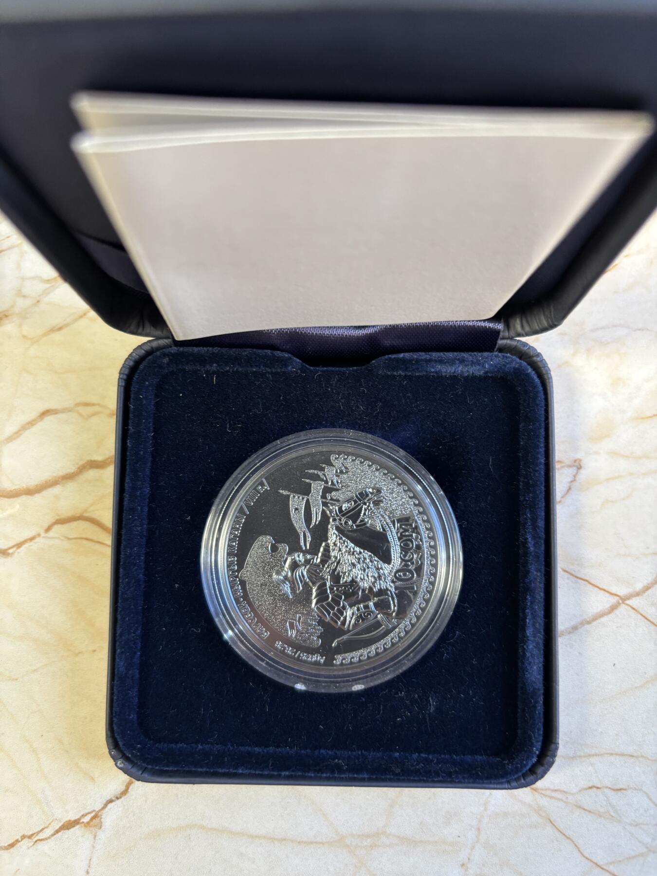 第196期拍卖 吉尔吉斯斯坦2014年首任可汗巴尔斯别克镀钛黑银币，925银，28.28克，发行2000枚