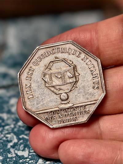 抚柳草堂-第二十六期章牌钱币  奖章勋章 满百包邮 放漏专场 法国路易·菲利普一世时期（1830-1848）巴黎公证人协会八角银质代用币 法国19世纪著名章牌雕刻师 MICHAUT（米肖） 设计雕刻  早期油灯边铭 直径32.5mm重18.5g  950银 品相很不错