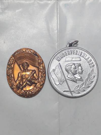 韵星假日军品类拍卖第51期  -- Rimey Holidays Militaria Auction 51 - 民主德国人民军优秀士兵与优秀儿童夏令营团员证章一组