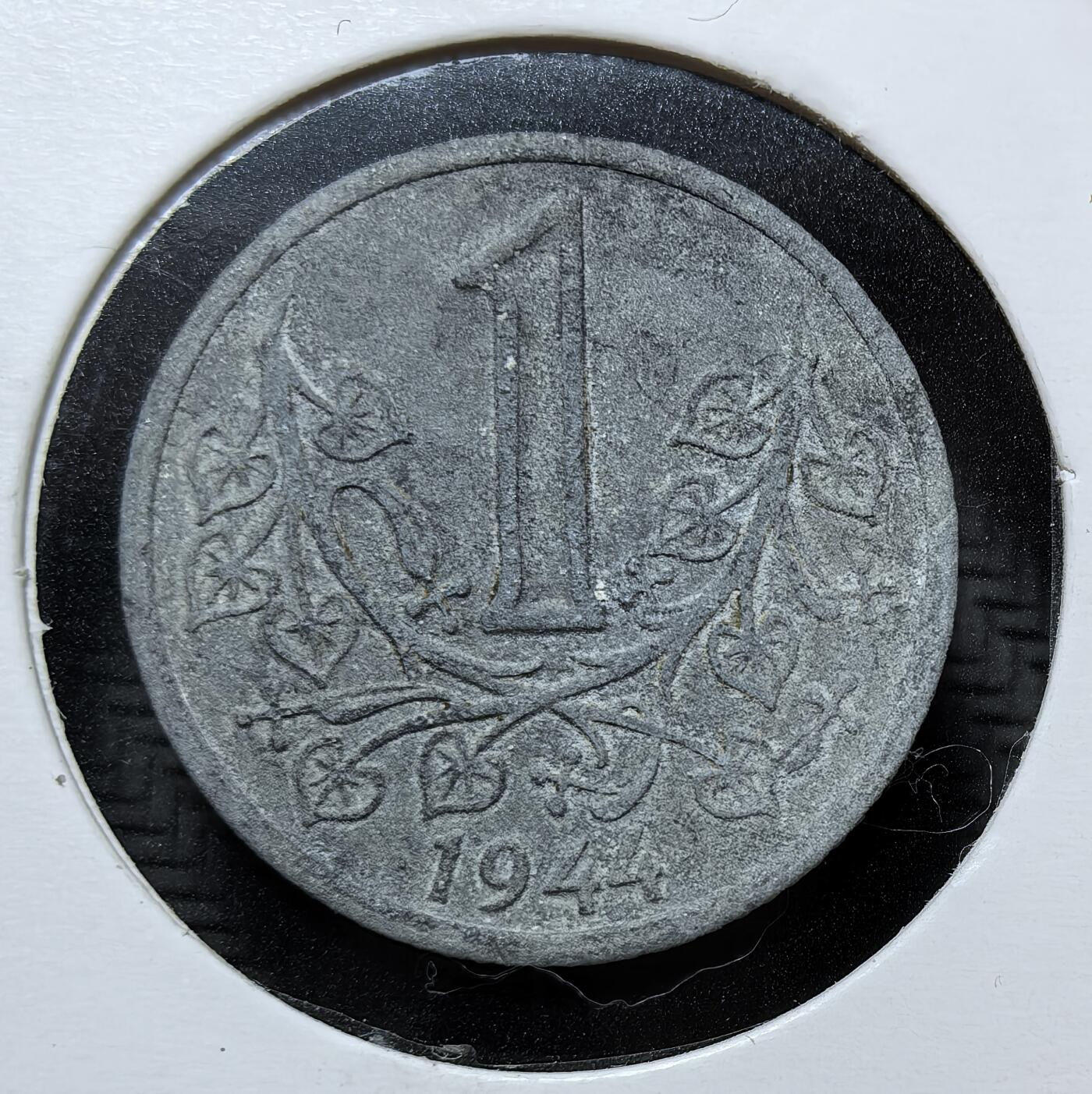 外国优质银币克朗币纪念章，每周六晚九点倒数截拍，满百包邮可寄存，持续收拍 德占波西米亚摩拉维亚保护国1944 年1 克朗锌币。发行于纳粹德国占领时期是德占期间为稳定当地经济而发行的货币，象征着当时捷克作为德国保护国的政治地位。