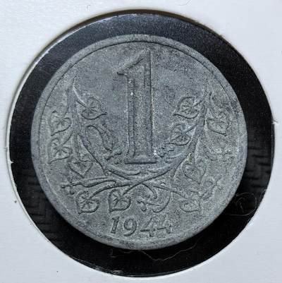 外国优质银币克朗币纪念章，每周六晚九点倒数截拍，满百包邮可寄存，持续收拍 - 德占波西米亚摩拉维亚保护国1944 年1 克朗锌币。发行于纳粹德国占领时期是德占期间为稳定当地经济而发行的货币，象征着当时捷克作为德国保护国的政治地位。