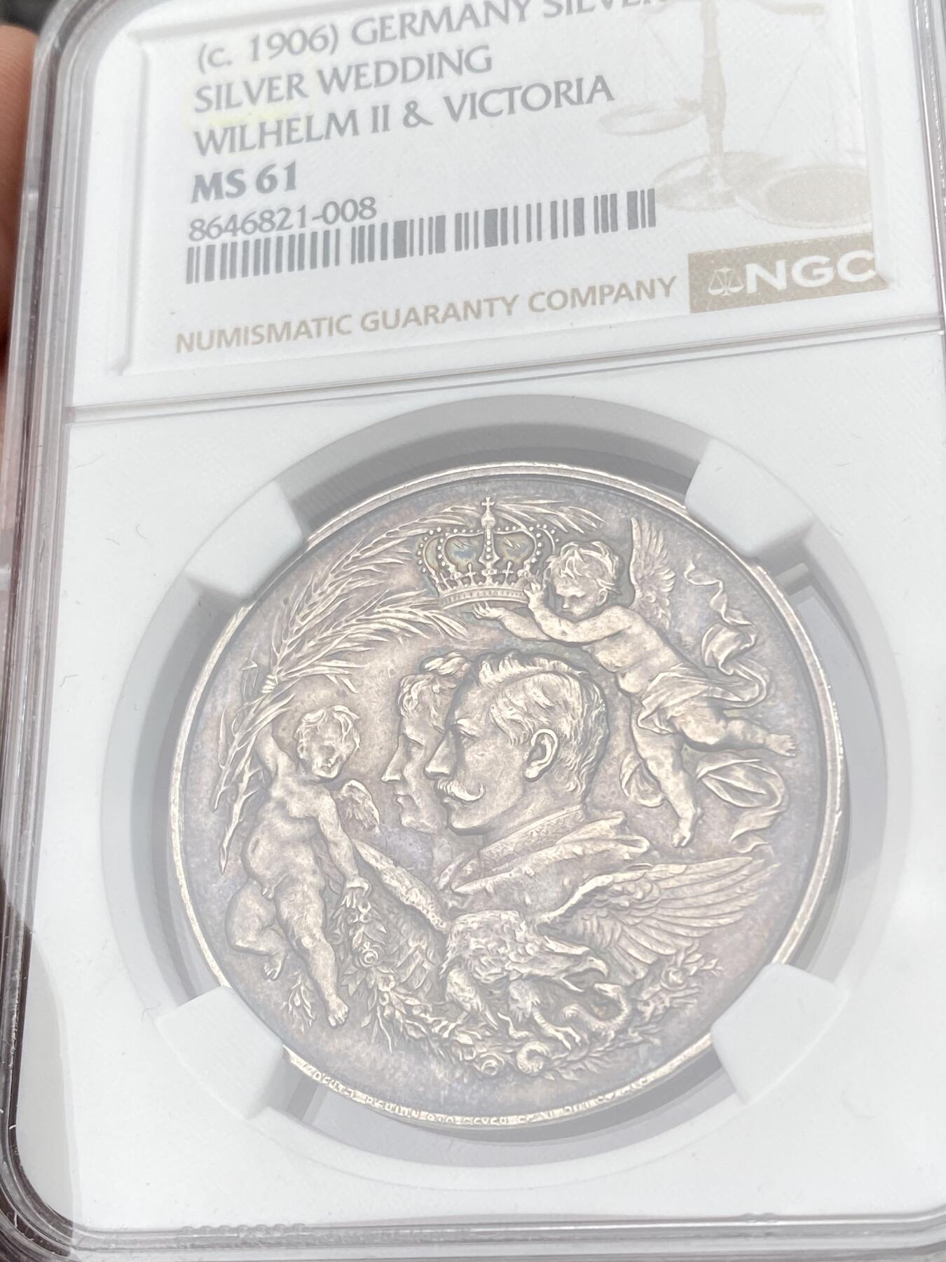 万国钱币拍卖第064期 NGC MS61 1906年德国威廉二世与奥古斯特皇后银婚纪念银章 罕见品种小天使手持皇冠奔向皇室夫妇 背面皇孙在葡萄藤的环绕下献上皇冠 RR珍稀品种 均匀熟美欧陆五彩