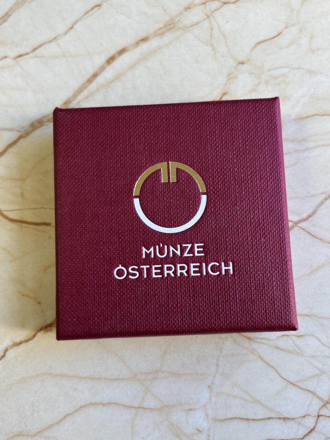 第196期拍卖 奥地利2015年宇宙论铌银镶嵌双色纪念币，900银/998铌，10克和7.15克，发行：65000枚，没有外面纸套