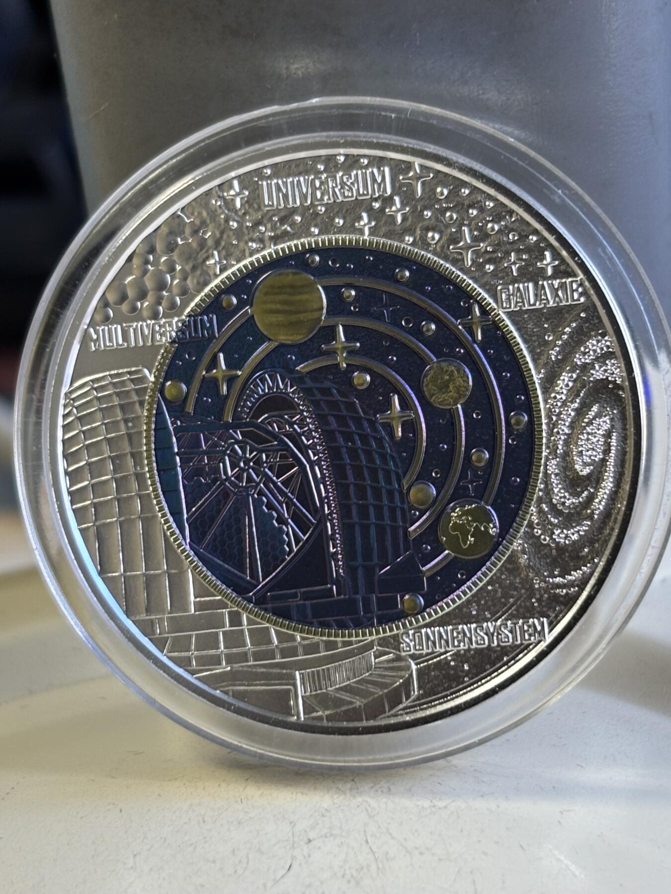第196期拍卖 奥地利2015年宇宙论铌银镶嵌双色纪念币，900银/998铌，10克和7.15克，发行：65000枚，没有外面纸套