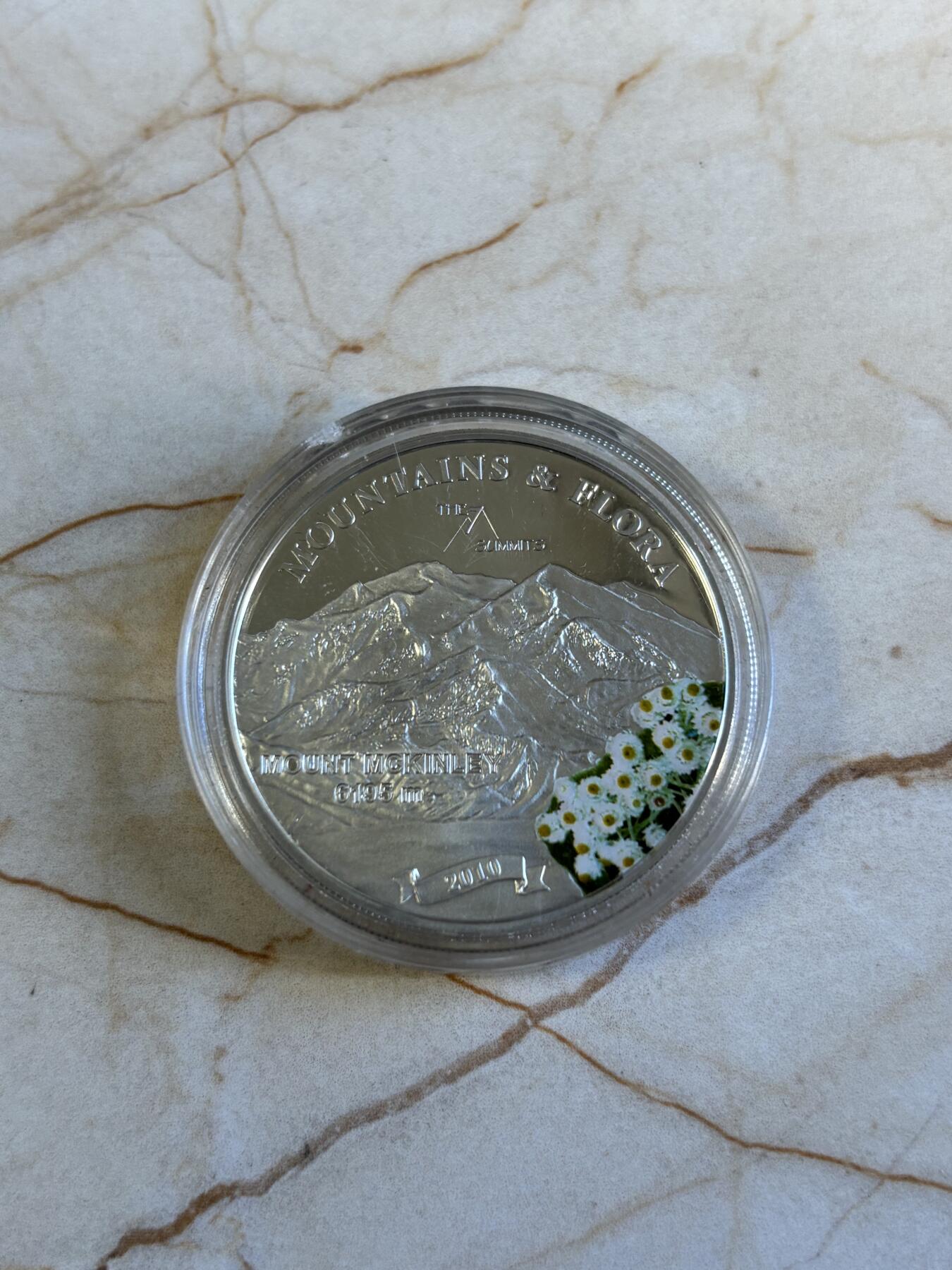 第196期拍卖 帕劳2010年麦金利山脉与花卉系列彩色纪念银币，925银，25克，塑料盒有破