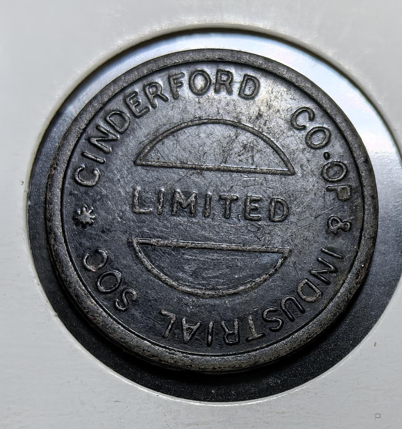 外国优质银币克朗币纪念章，每周六晚九点倒数截拍，满百包邮可寄存，持续收拍 英国辛德福德工业合作社1 品脱（1 Pint）代用币，用于合作社内部兑换牛奶等商品，是 20 世纪英国合作社经济与地方商业的实物见证。