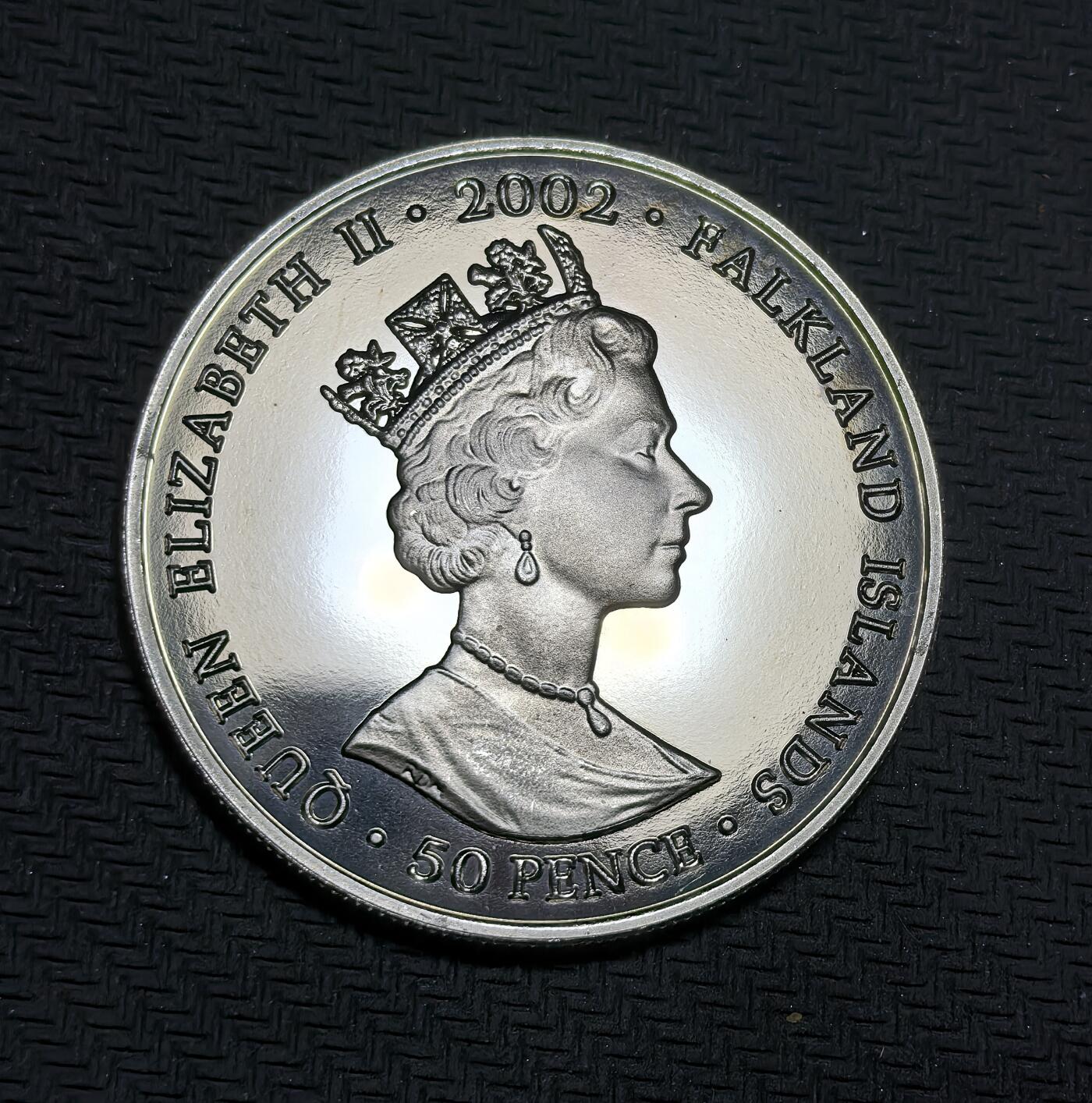 外国优质银币克朗币纪念章，每周六晚九点倒数截拍，满百包邮可寄存，持续收拍 福克兰群岛2002年50 便士纪念币，为纪念伊丽莎白二世登基金禧（1952-2002，即位 50 周年）发行，正面是女王标准肖像，背面以加冕形象配彩旗，致敬女王半世纪君主生涯。