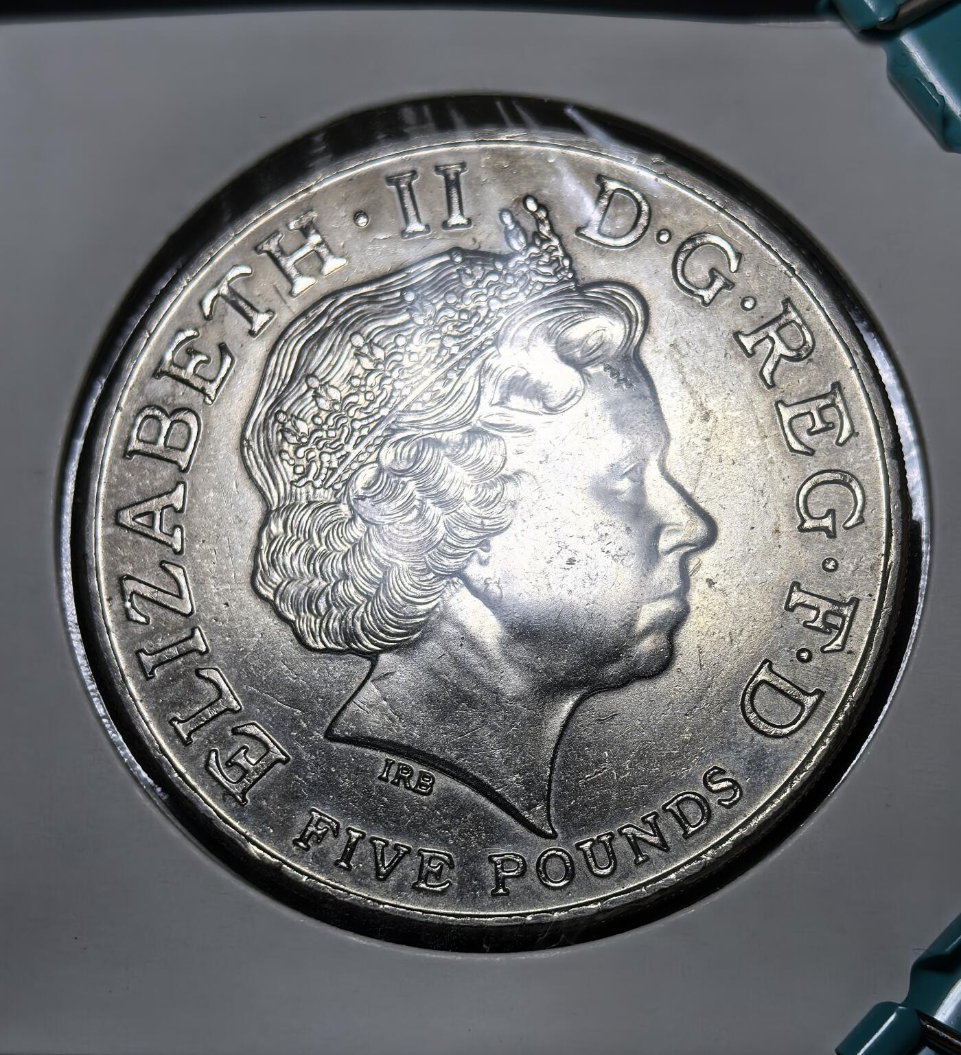 外国优质银币克朗币纪念章，每周六晚九点倒数截拍，满百包邮可寄存，持续收拍 英国特拉法尔加海战 200 周年 5 镑纪念币，正面为伊丽莎白二世头像，背面复刻海战场景，纪念纳尔逊将军的经典胜利与英国海军辉煌历史。