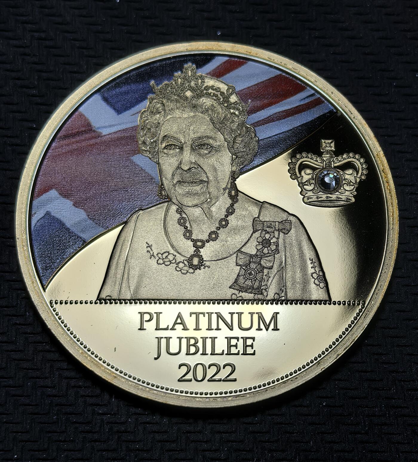 外国优质银币克朗币纪念章，每周六晚九点倒数截拍，满百包邮可寄存，持续收拍 镀金英国2022 年伊丽莎白二世白金禧（即位 70 周年）纪念章，正面呈现女王不同时期三像，背面为晚年女王与米字旗，致敬其 70 年君主生涯，是英女王统治收官的标志性纪念藏品。