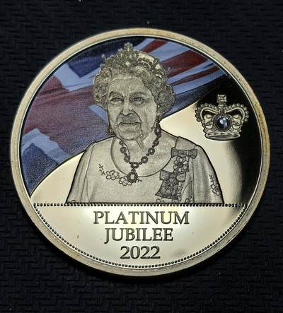 外国优质银币克朗币纪念章，每周六晚九点倒数截拍，满百包邮可寄存，持续收拍 - 镀金英国2022 年伊丽莎白二世白金禧（即位 70 周年）纪念章，正面呈现女王不同时期三像，背面为晚年女王与米字旗，致敬其 70 年君主生涯，是英女王统治收官的标志性纪念藏品。
