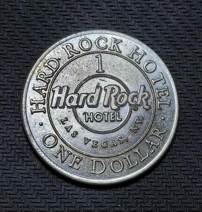 外国优质银币克朗币纪念章，每周六晚九点倒数截拍，满百包邮可寄存，持续收拍 - 美国拉斯维加斯硬石酒店1 美元代币，以音乐音符为设计元素，是 90 年代拉斯维加斯摇滚主题娱乐文化的实物见证。