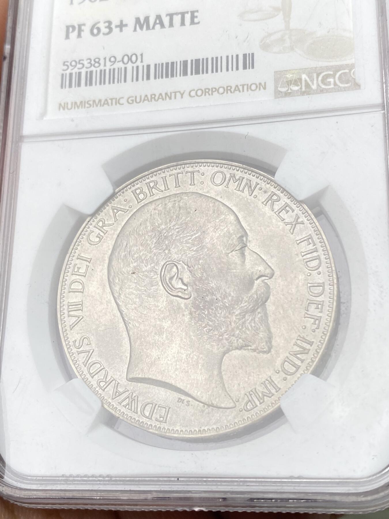 万国钱币拍卖第064期 NGC PF63+ 1902英国爱德华七世精制马剑克朗 MATTE哑光工艺 原味天鹅绒香槟金彩素描质感极美 典藏级品质