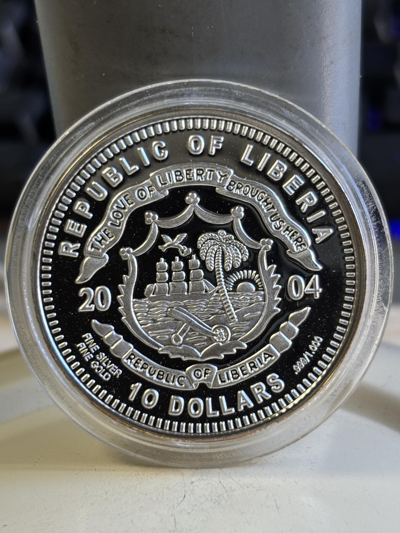 第196期拍卖 利比里亚2004年珍稀动物系列中国大熊猫镀金镶钻石银币，999银，20克。38毫米，5000枚，塑料盒有瑕疵