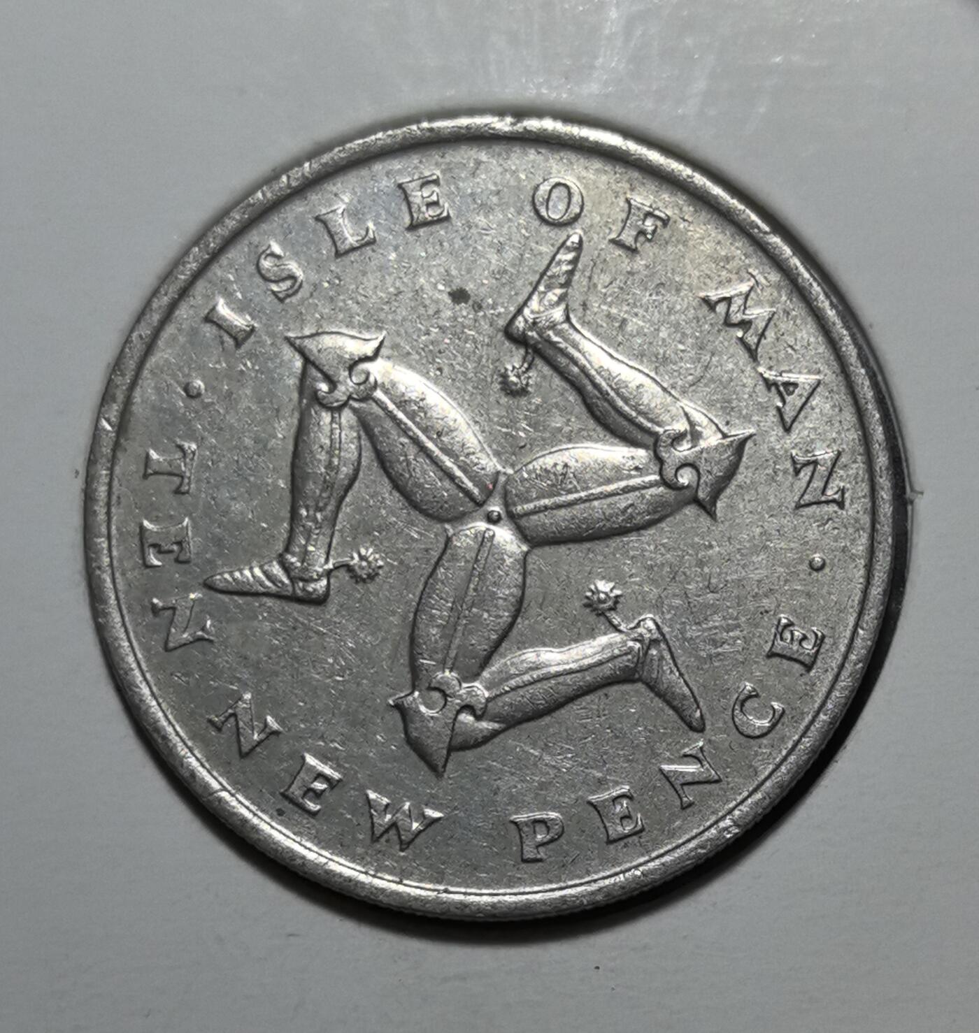 外国优质银币克朗币纪念章，每周六晚九点倒数截拍，满百包邮可寄存，持续收拍 马恩岛英皇家属地1975 年10 新便士，背面为马恩岛标志性 “三曲腿” 纹章，正面是伊丽莎白二世像，是马恩岛英联邦自治地位与本土文化的历史见证。