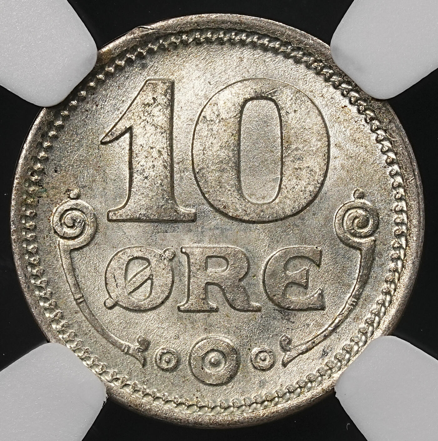 修遠堂世界钱币第110期 NGC评级  1919年丹麦10欧尔银币两枚