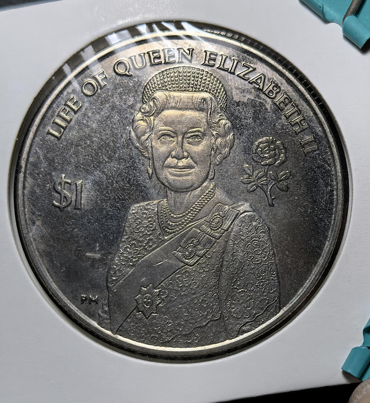 外国优质银币克朗币纪念章，每周六晚九点倒数截拍，满百包邮可寄存，持续收拍 英属维尔京群岛2012年伊丽莎白二世登基钻禧 1 元纪念币，正面为女王今昔双头像，背面以正装肖像与玫瑰纪念其在位 60 周年，见证英联邦海外领地的王室纪念传统。