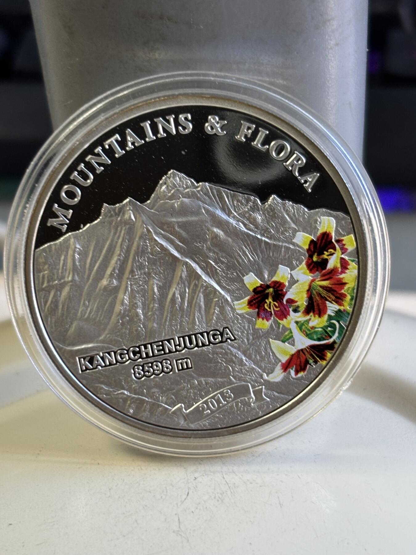 第196期拍卖 帕劳2013年干城章嘉峰植物花朵彩色纪念银币，20克，925银，发行量2500枚，有氧化