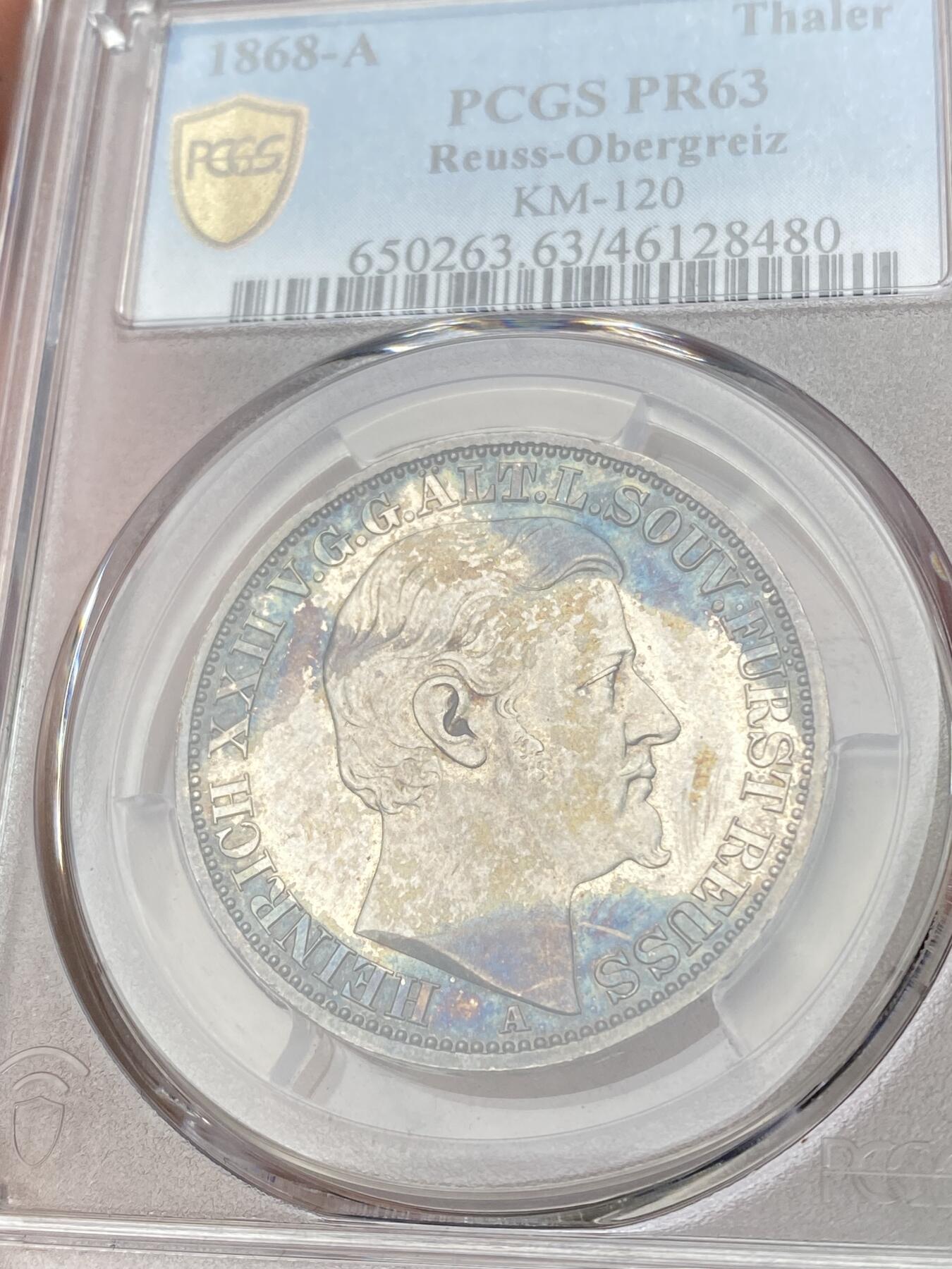 万国钱币拍卖第064期 PCGS PR63 1868年德国罗伊斯-上格莱茨精制纹章1泰勒 小邦中也是名列前茅的高难品种 仅单年发行7100枚 普制好品已是难得一见 精制更是凤毛麟角 精制镜面地板在靛蓝环五彩的加持下给人以强烈的视觉冲击 错过难再寻的顶级收藏品质