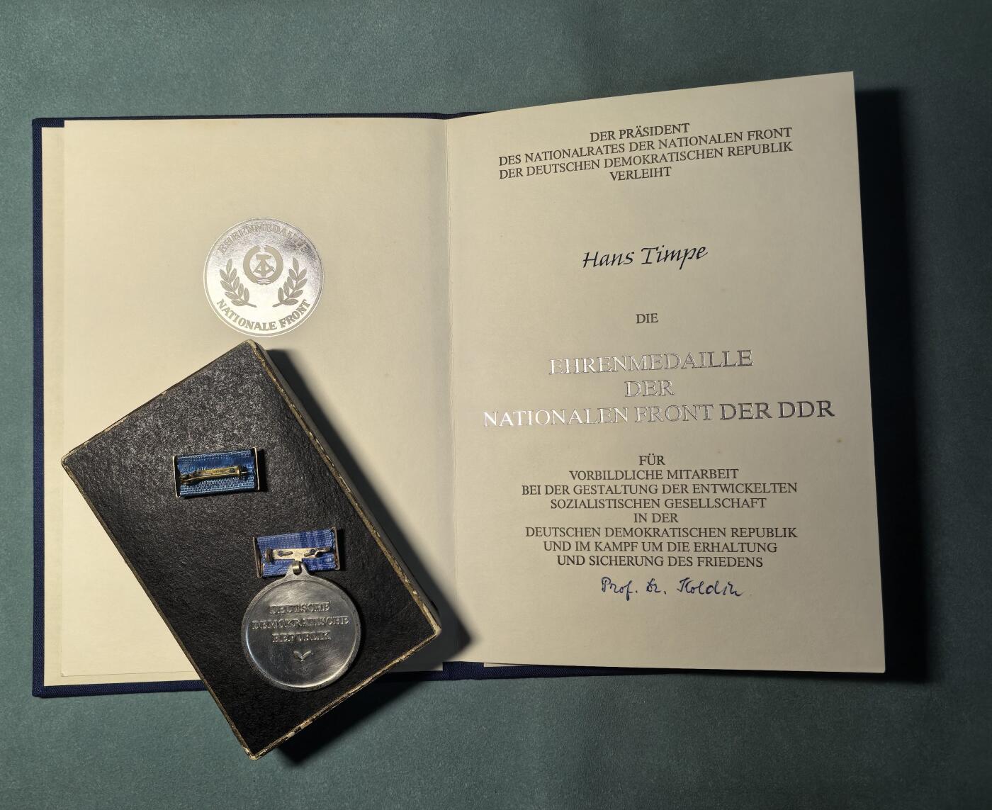 盛世勋华——号角文化勋章邮票专场拍卖第312期 东德民族阵线荣誉奖章 原盒带略 少见带证书