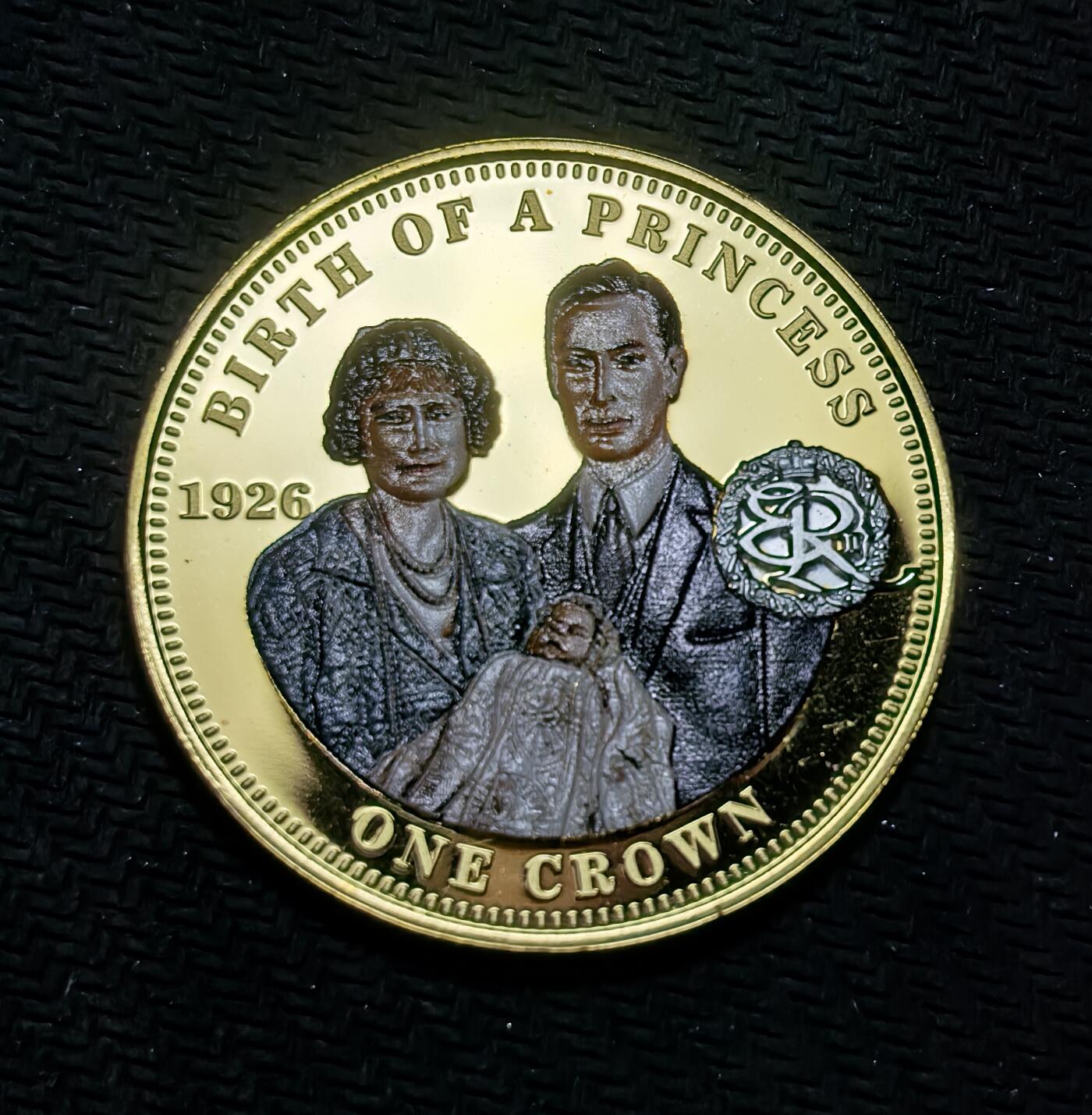 外国优质银币克朗币纪念章，每周六晚九点倒数截拍，满百包邮可寄存，持续收拍 镀金特里斯坦-达库尼亚群岛2014年伊丽莎白二世 诞生 1 克朗纪念币。正面是女王晚年肖像，背面呈现其出生时与父母乔治六世、伊丽莎白王太后的合影，定格女王人生起点。