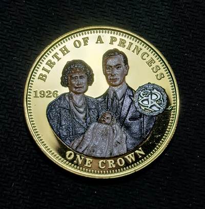 外国优质银币克朗币纪念章，每周六晚九点倒数截拍，满百包邮可寄存，持续收拍 - 镀金特里斯坦-达库尼亚群岛2014年伊丽莎白二世 诞生 1 克朗纪念币。正面是女王晚年肖像，背面呈现其出生时与父母乔治六世、伊丽莎白王太后的合影，定格女王人生起点。