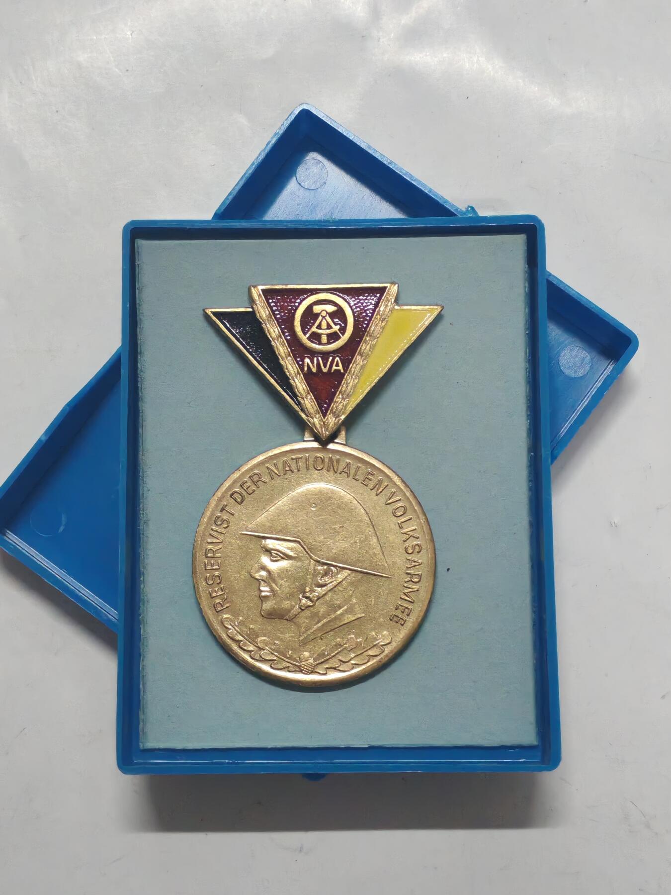 韵星假日军品类拍卖第51期  -- Rimey Holidays Militaria Auction 51 民主德国金级人民军预备役优秀服务奖章带原盒