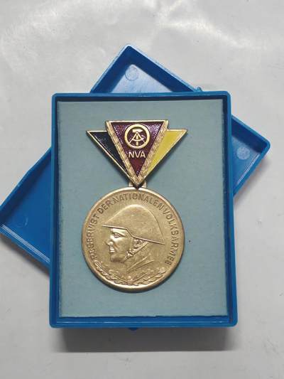 韵星假日军品类拍卖第51期  -- Rimey Holidays Militaria Auction 51 - 民主德国金级人民军预备役优秀服务奖章带原盒