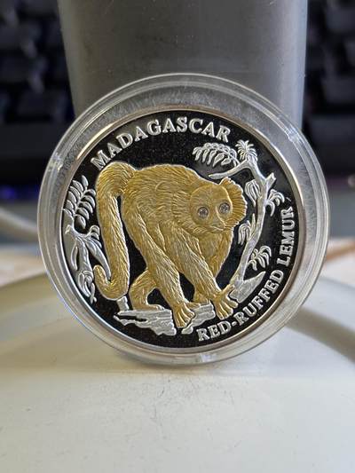 第196期拍卖 - 利比里亚2004年马达加斯加狐猴镶嵌钻石镀金银币，999银镀金，20克，塑料盒瑕疵