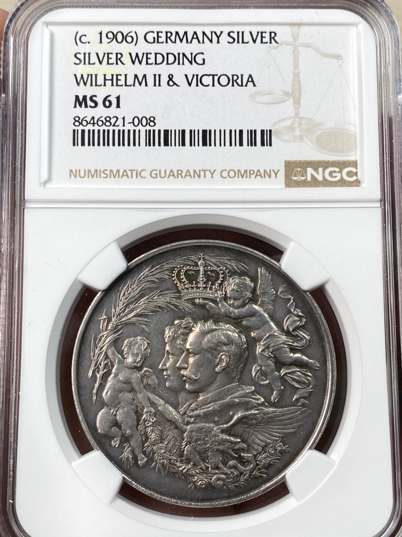 万国钱币拍卖第064期 NGC MS61 1906年德国威廉二世与奥古斯特皇后银婚纪念银章 罕见品种小天使手持皇冠奔向皇室夫妇 背面皇孙在葡萄藤的环绕下献上皇冠 RR珍稀品种 均匀熟美欧陆五彩