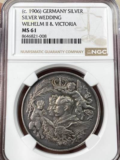 万国钱币拍卖第064期 - NGC MS61 1906年德国威廉二世与奥古斯特皇后银婚纪念银章 罕见品种小天使手持皇冠奔向皇室夫妇 背面皇孙在葡萄藤的环绕下献上皇冠 RR珍稀品种 均匀熟美欧陆五彩