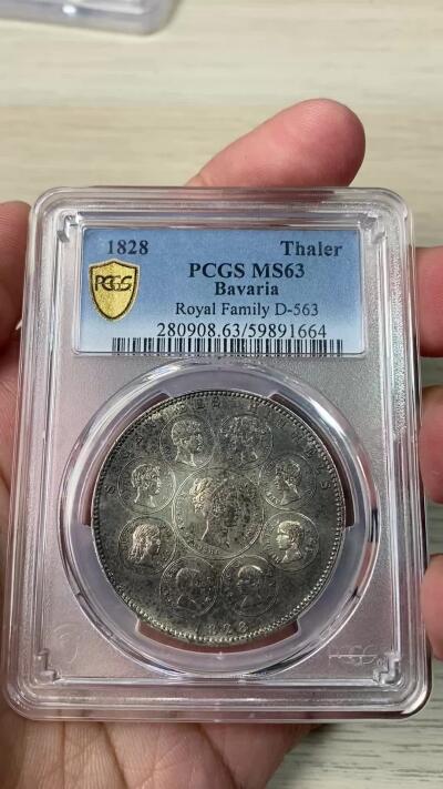 万国钱币拍卖第064期 PCGS MS63 1828年巴伐利亚路德维希一世皇室全家福历史大泰勒 在路一最小儿子出生后 为祈祷整个皇室幸福安康 路德维希一世敕令发行此枚历史泰勒 皇室成员头像上方铭文意为“上天的祝福”著名的沙俄家族卢布便是以此为蓝本设计 双面欧陆黑漆古包浆收藏级品质