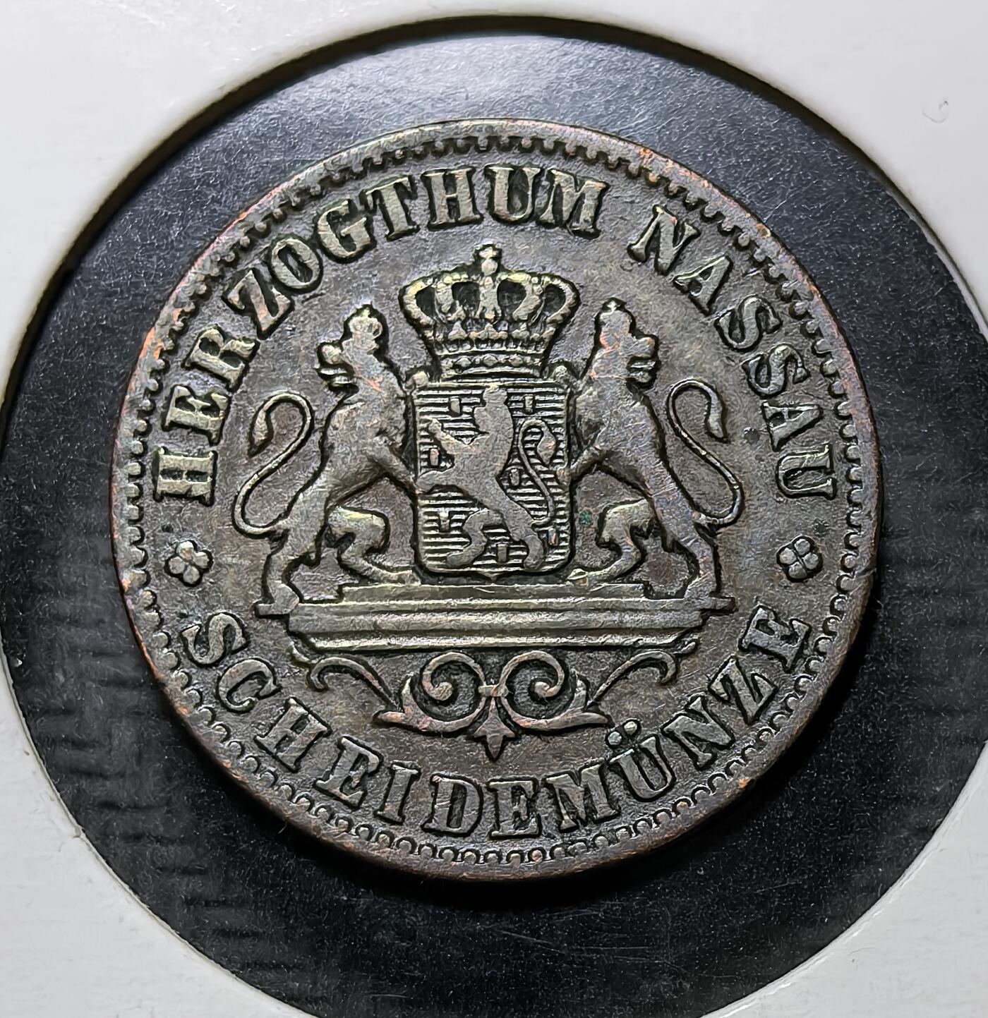 外国优质银币克朗币纪念章，每周六晚九点倒数截拍，满百包邮可寄存，持续收拍 德意志拿骚公国1862年1克鲁泽铜币，正面为公国双狮盾徽，背面标注面值，是德意志统一前邦国流通币，见证了德意志邦联时期的货币格局。