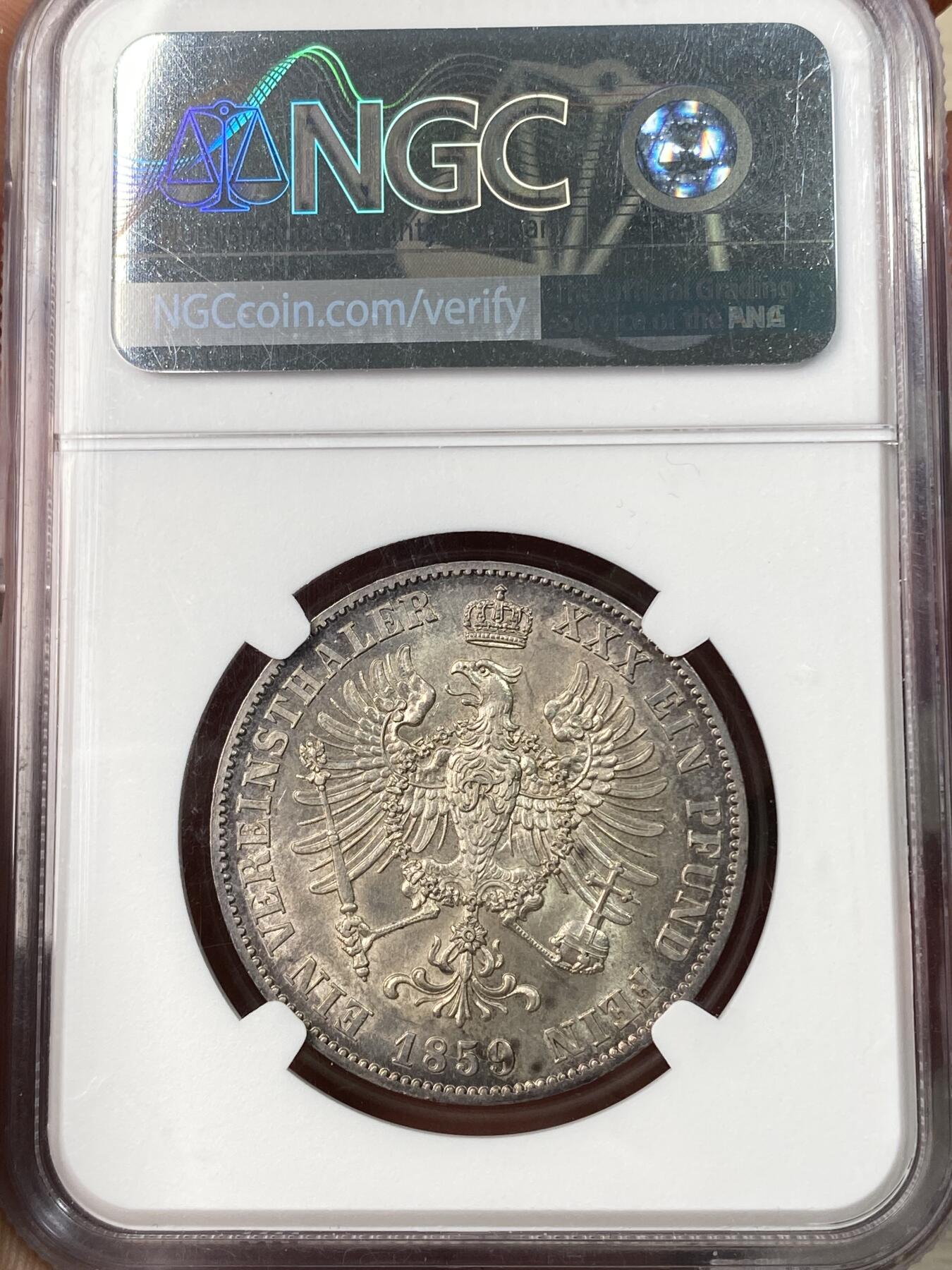 万国钱币拍卖第064期 NGC MS63 1859年德国普鲁士威廉四世离冠鹰流通1泰勒 欧陆淡五彩环绕 打制极其锋利隔着盒子仿佛也能感受到其割手感