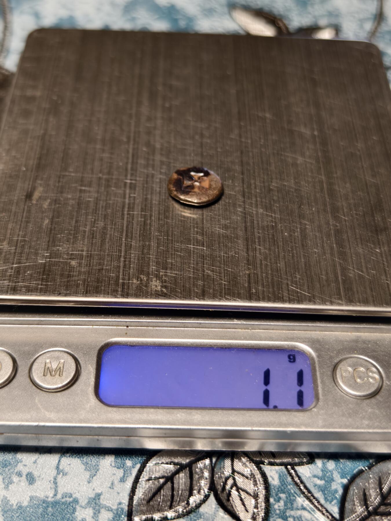 抚柳草堂-第二十二期章牌钱币  奖章勋章 满百包邮 放漏专场 三佛齐王国末期至满者伯夷王国早期打制小银币 1.1g重 正面有檀香花徽记，背面爪哇岛文，面值1 Unit或称Masa