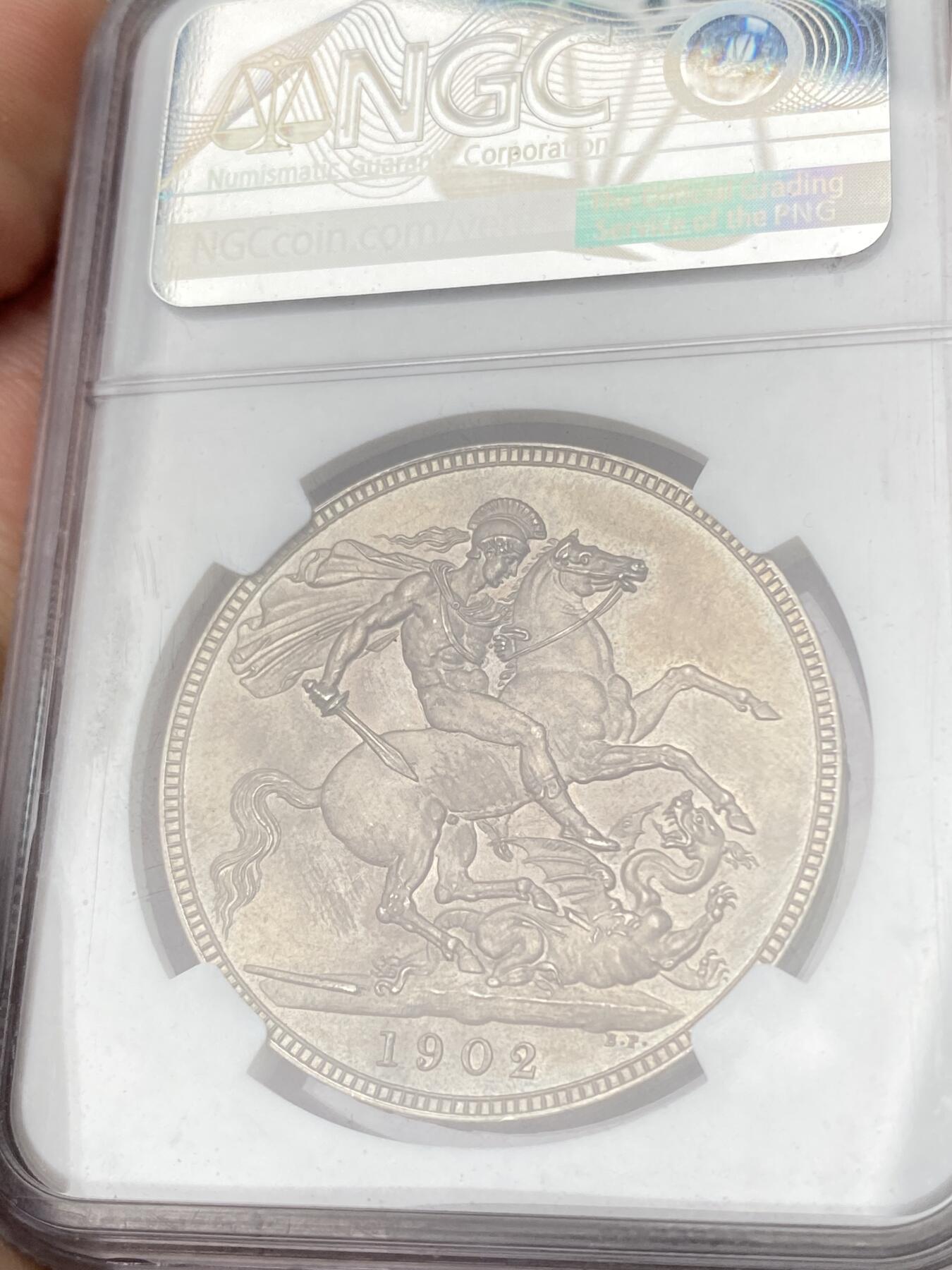 万国钱币拍卖第064期 NGC PF63+ 1902英国爱德华七世精制马剑克朗 MATTE哑光工艺 原味天鹅绒香槟金彩素描质感极美 典藏级品质