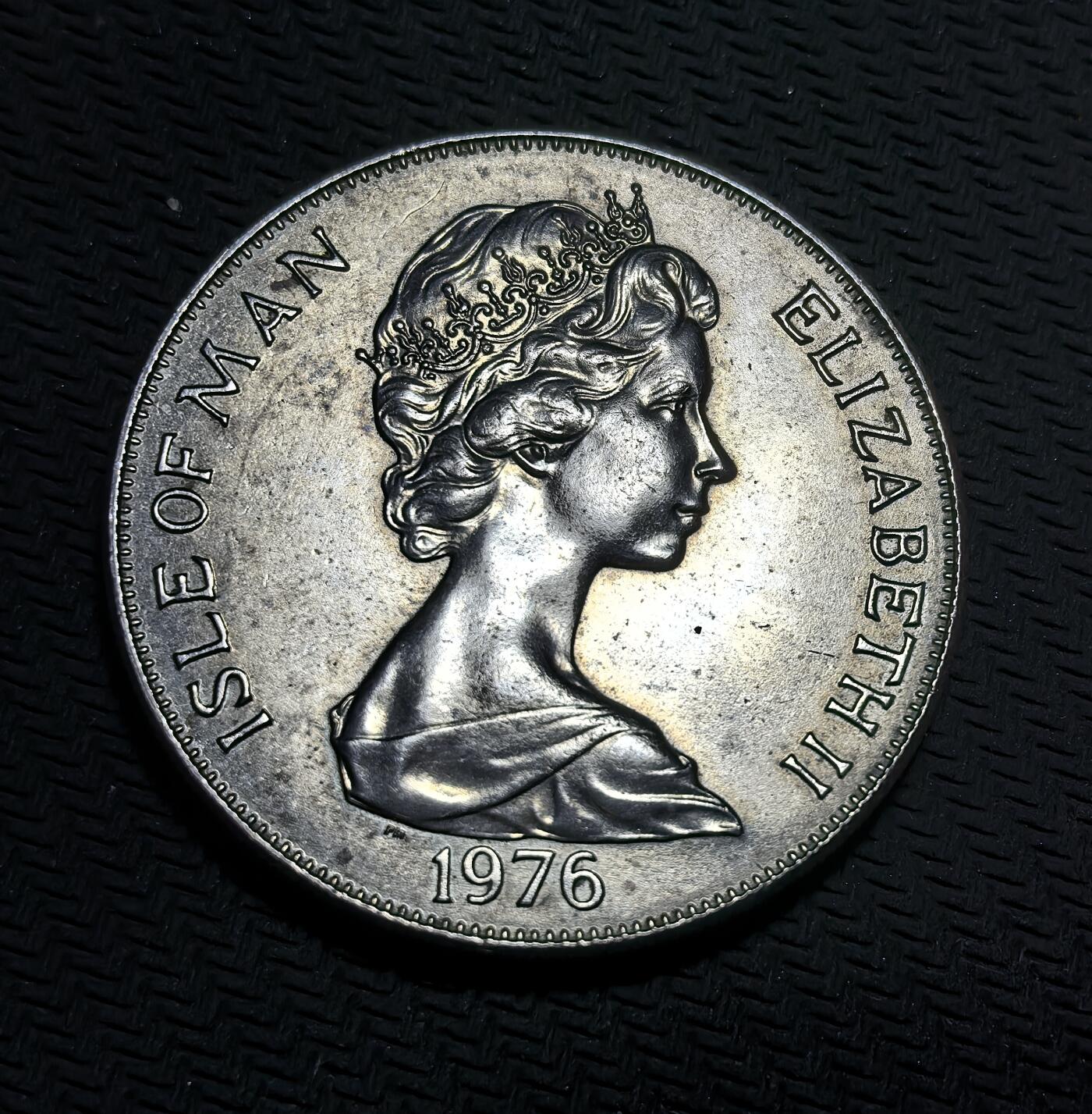 外国优质银币克朗币纪念章，每周六晚九点倒数截拍，满百包邮可寄存，持续收拍 马恩岛1976年美国独立 200 周年 1 克朗纪念币，正面是伊丽莎白二世肖像，背面为乔治・华盛顿像，是英属领地纪念美英历史的跨界藏品。