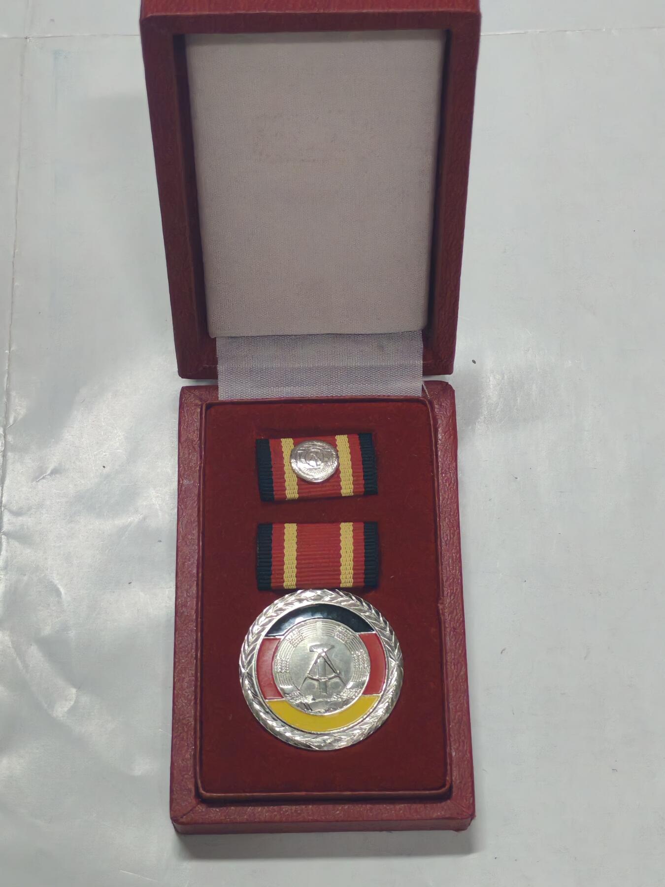 韵星假日军品类拍卖第51期  -- Rimey Holidays Militaria Auction 51 民主德国国家功勋奖章带原盒 最高级奖章 早期盒