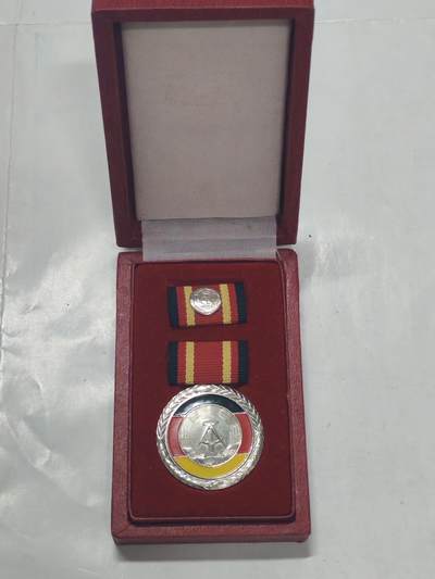 韵星假日军品类拍卖第51期  -- Rimey Holidays Militaria Auction 51 - 民主德国国家功勋奖章带原盒 最高级奖章 早期盒