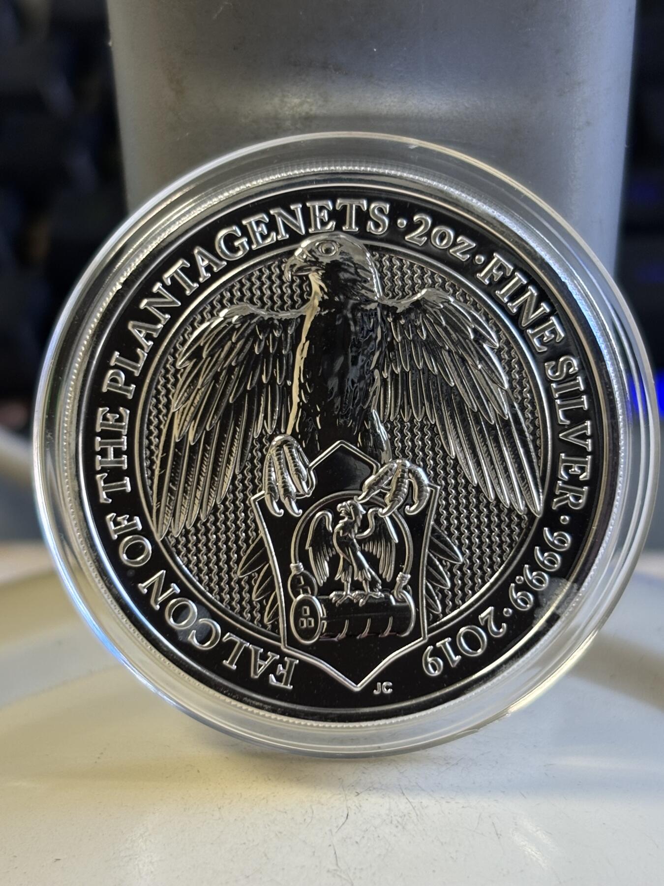 第196期拍卖 英国2019年女王神兽系列金雀花王朝猎鹰2盎司纪念银币，9999银，有白斑