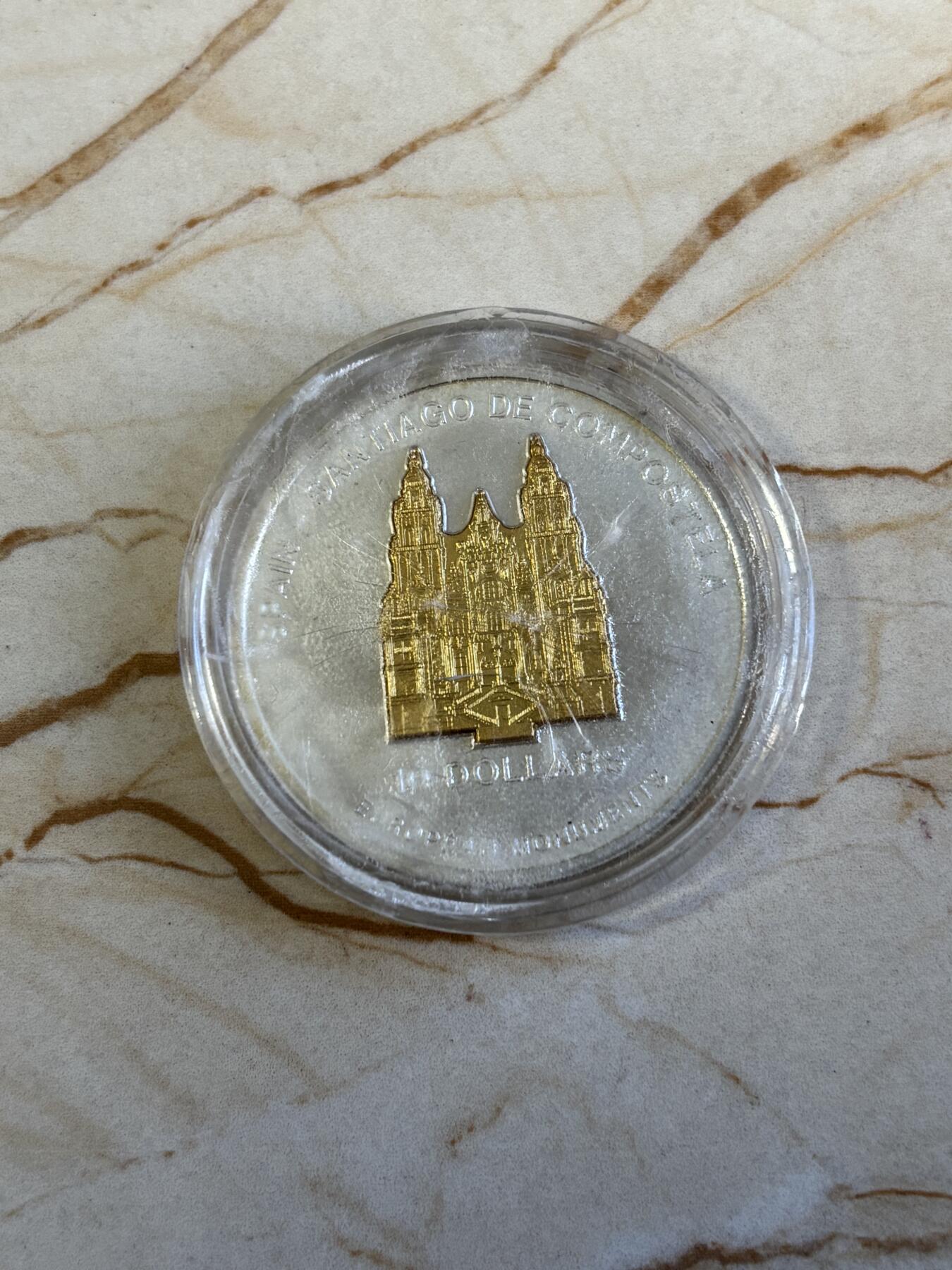 第196期拍卖 瑙鲁2006年 欧洲地标-西班牙圣地亚哥主教座堂立体部分镀金精制银币， 1盎司，999银 发行量：2000枚，塑料盒有瑕疵