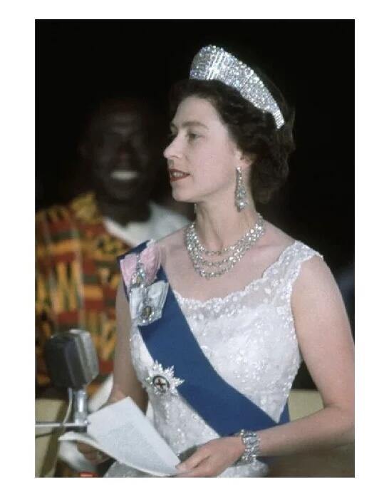 纯手工 英国1977年 伊丽莎白银婚镀银高浮雕精制币章吊坠 40MM