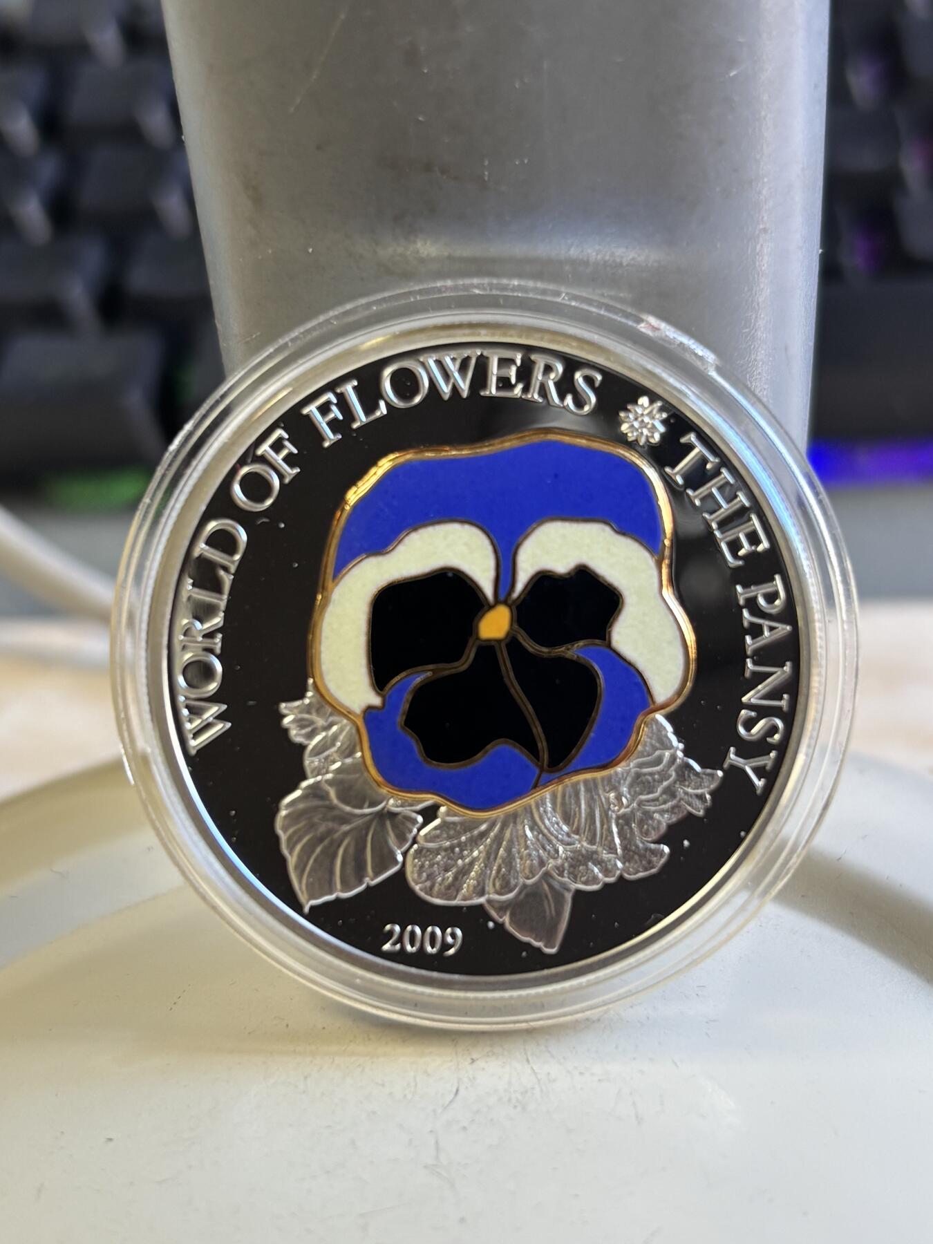 第196期拍卖 获奖币库克2009年三色堇镶嵌景泰蓝镀金彩色银币，999银，25克，发行2500枚、